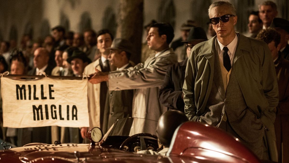 Acteur Adam Driver dans le film Ferrari de Michael Mann