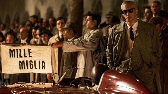 Acteur Adam Driver dans le film Ferrari de Michael Mann